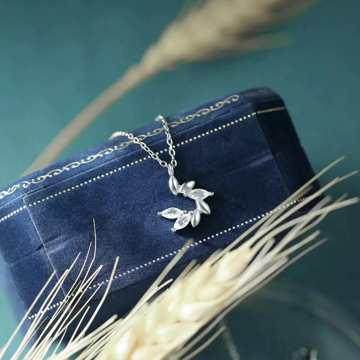 925 Sterling Silver Zircon Leaf Pendant Necklace