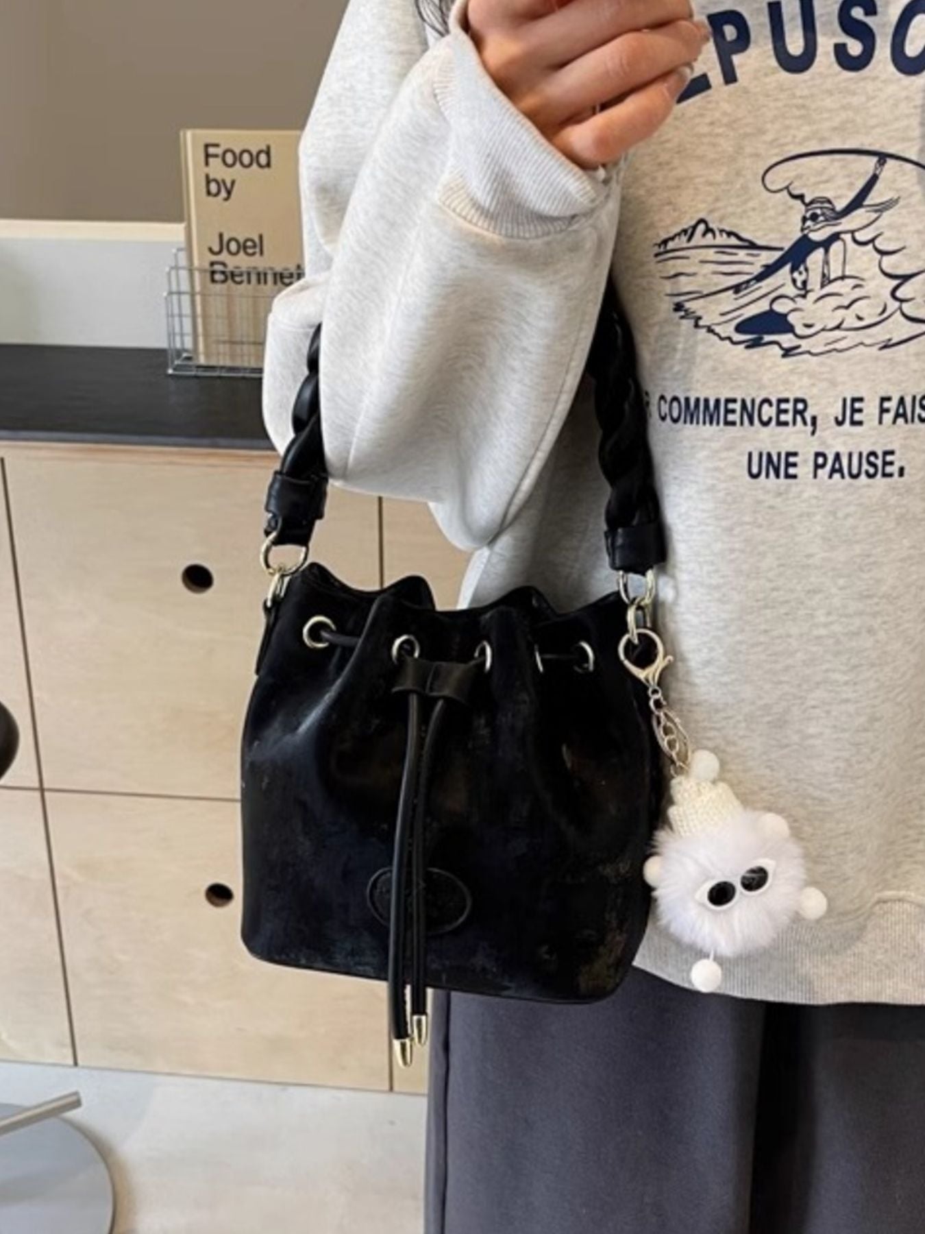 Chunky Chain Trim Drawstring Bucket Crossbody Bag