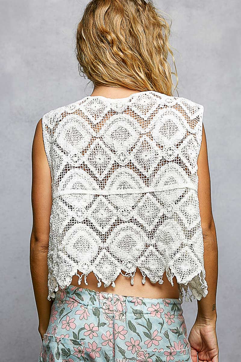 POL Geometric Crochet Cropped Vest with Scalloped Edge Fringe Trim
