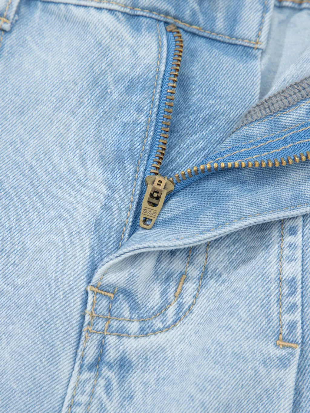 Studded Side Slit Leg Frayed Pocketed Wide Leg Jeans