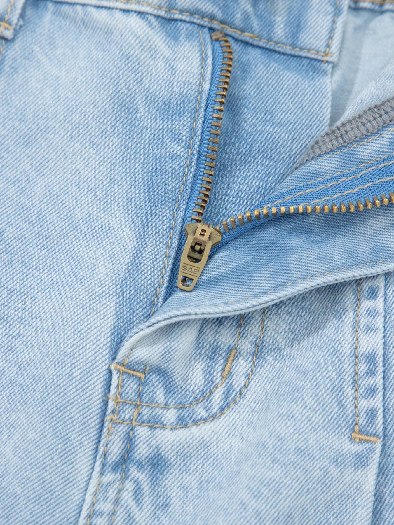 Studded Side Slit Leg Frayed Pocketed Wide Leg Jeans