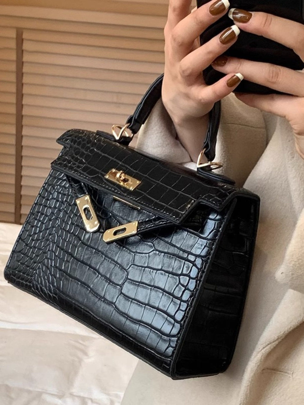 Crocodile Pattern Flap Crossbody Bag