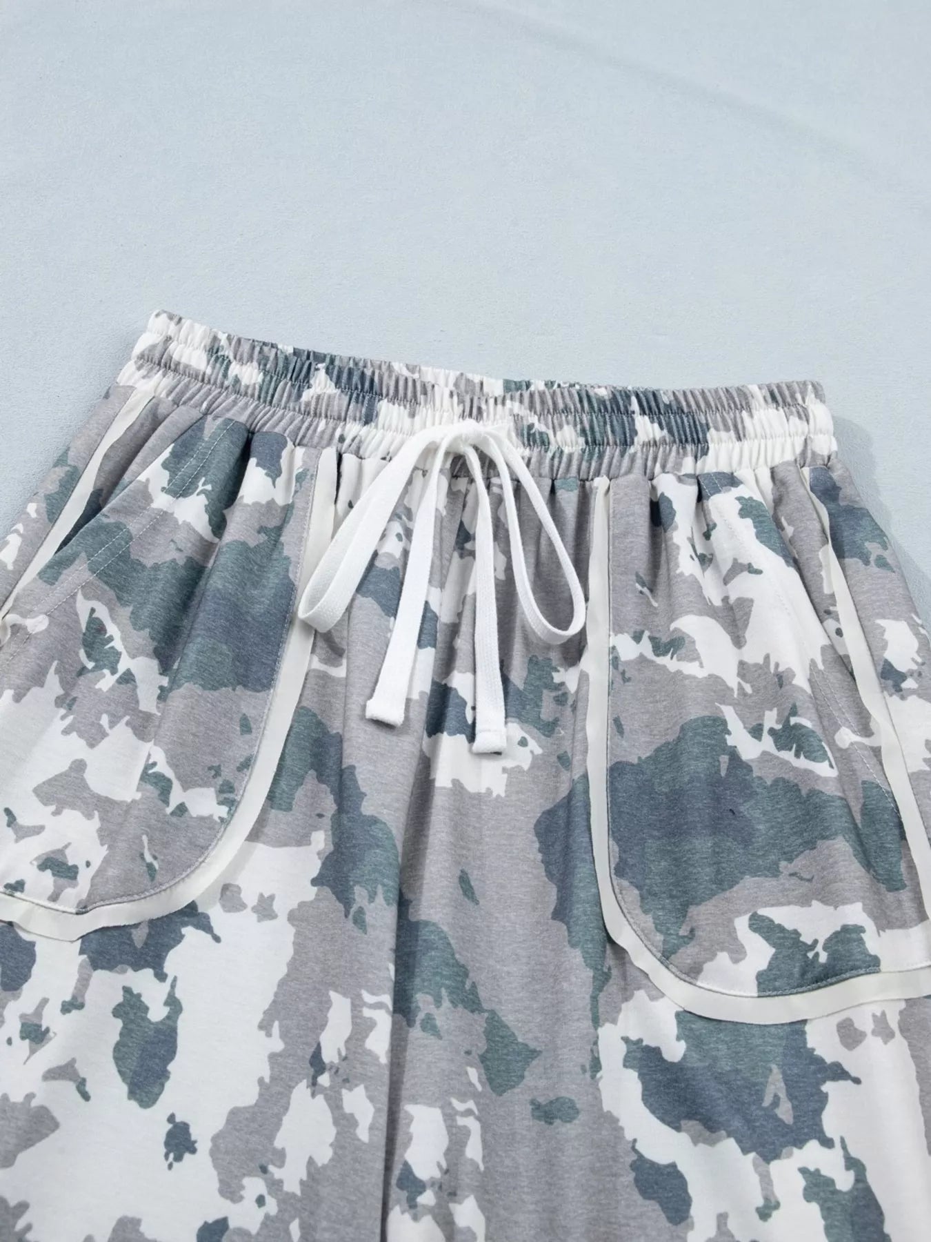Camouflage Print Contrast Lace-up Raw Edge Pocketed Loose Pants