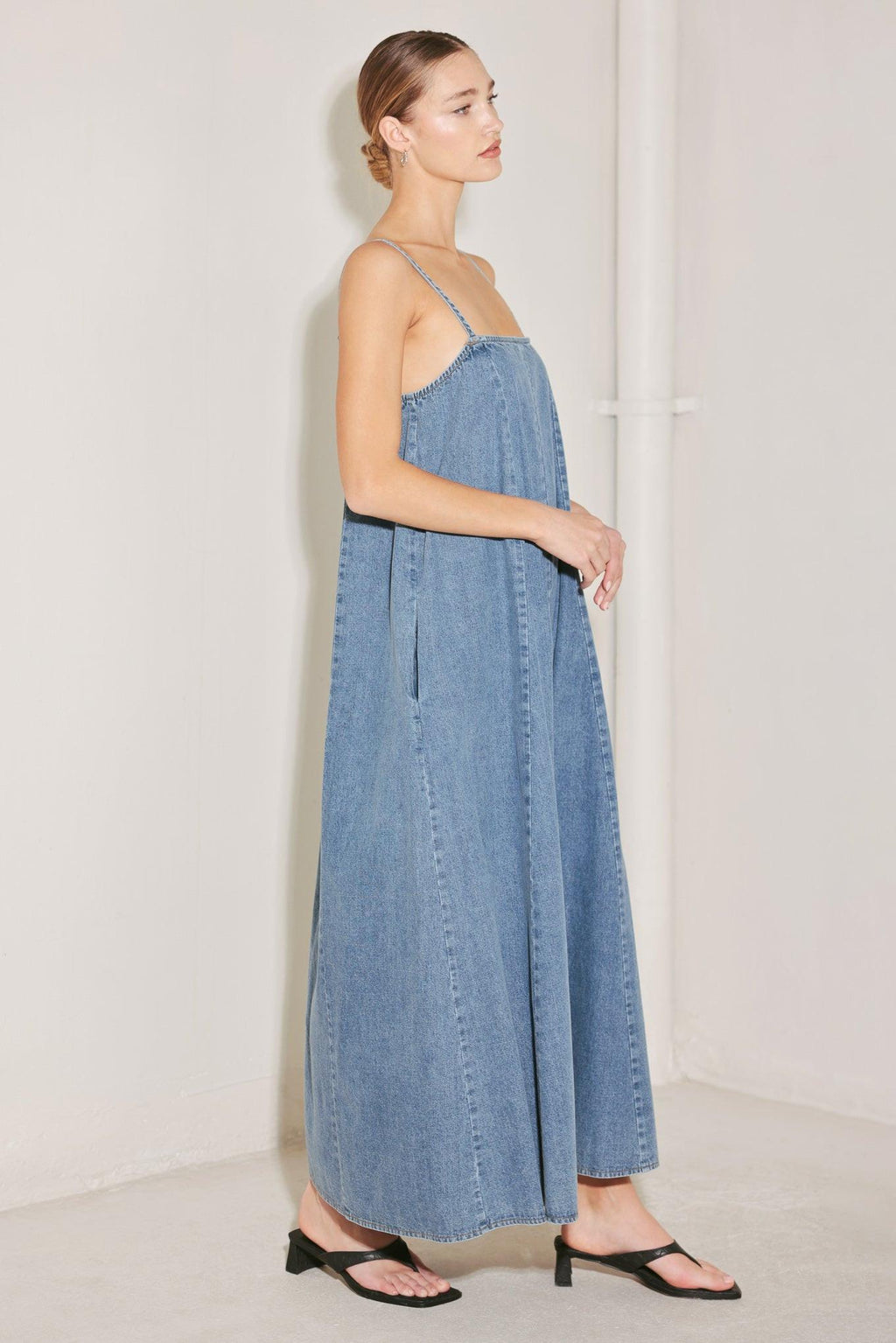 INDIGO WEEKEND THEORY DENIM MIDI DRESS