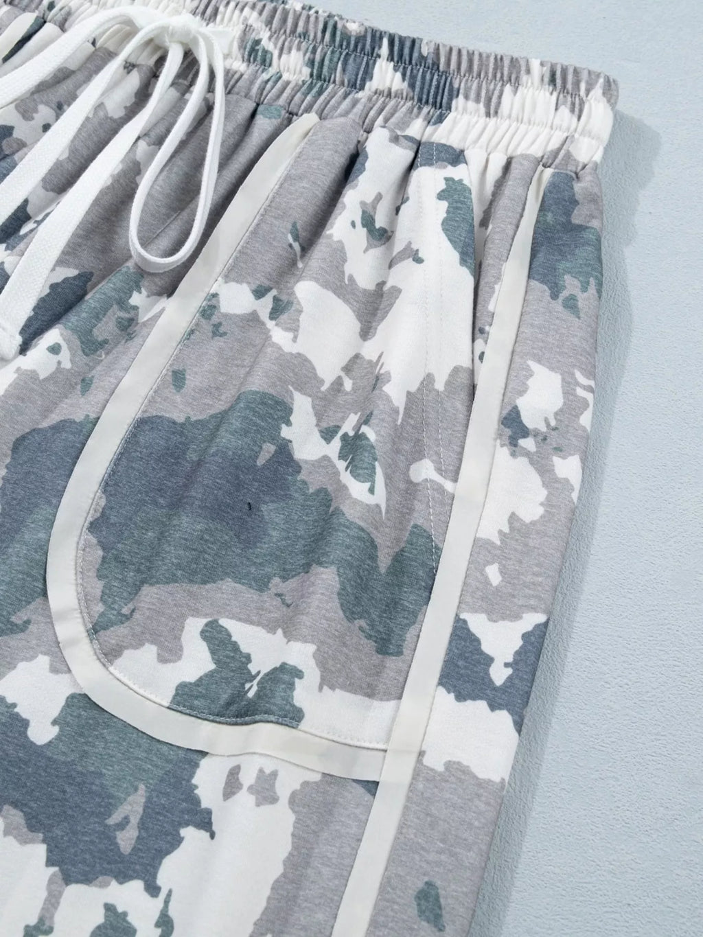 Camouflage Print Contrast Lace-up Raw Edge Pocketed Loose Pants