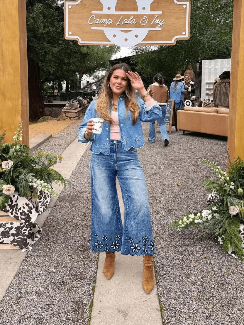 Embroidered Wide-Leg Cropped Jeans