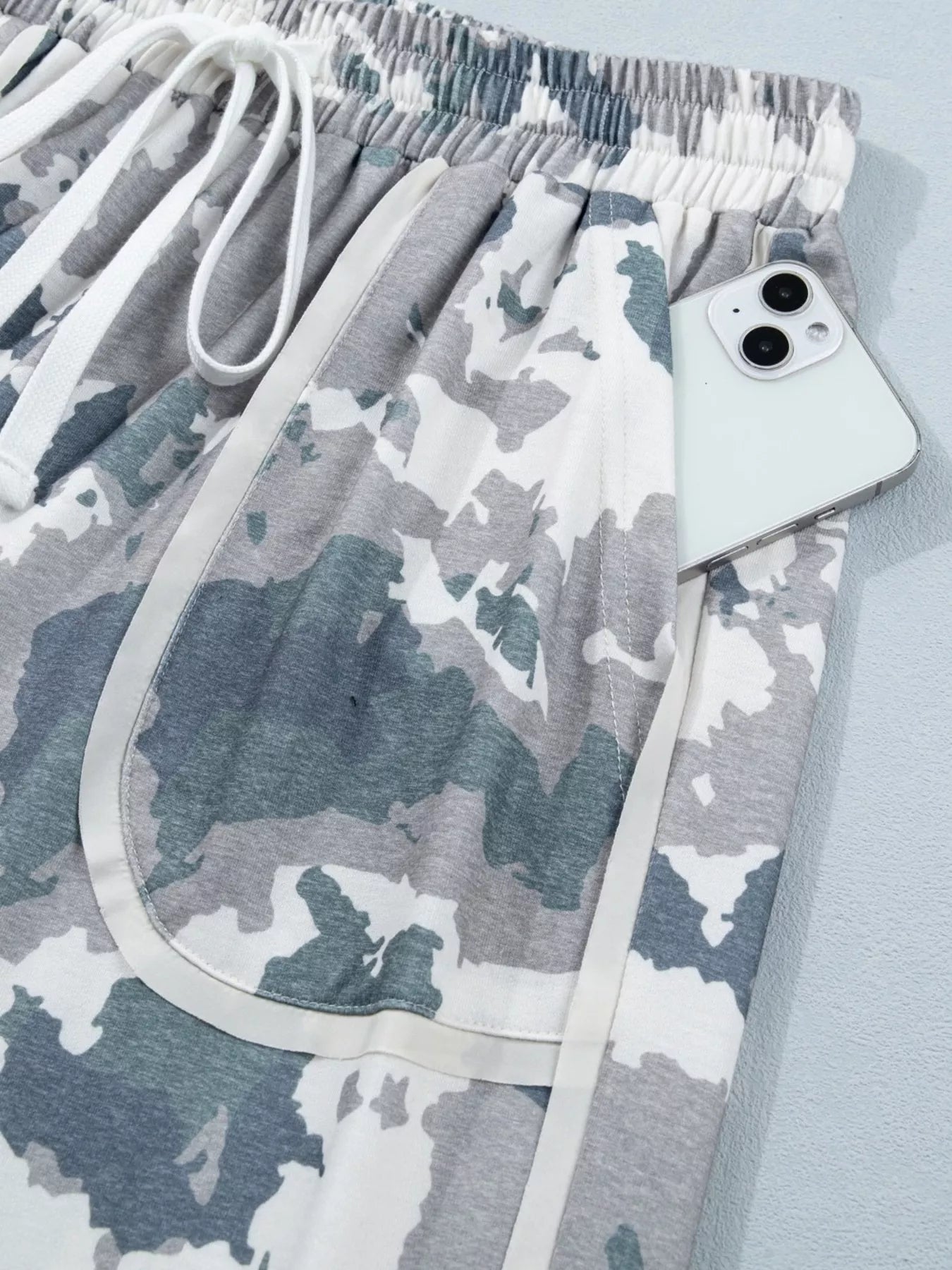 Camouflage Print Contrast Lace-up Raw Edge Pocketed Loose Pants