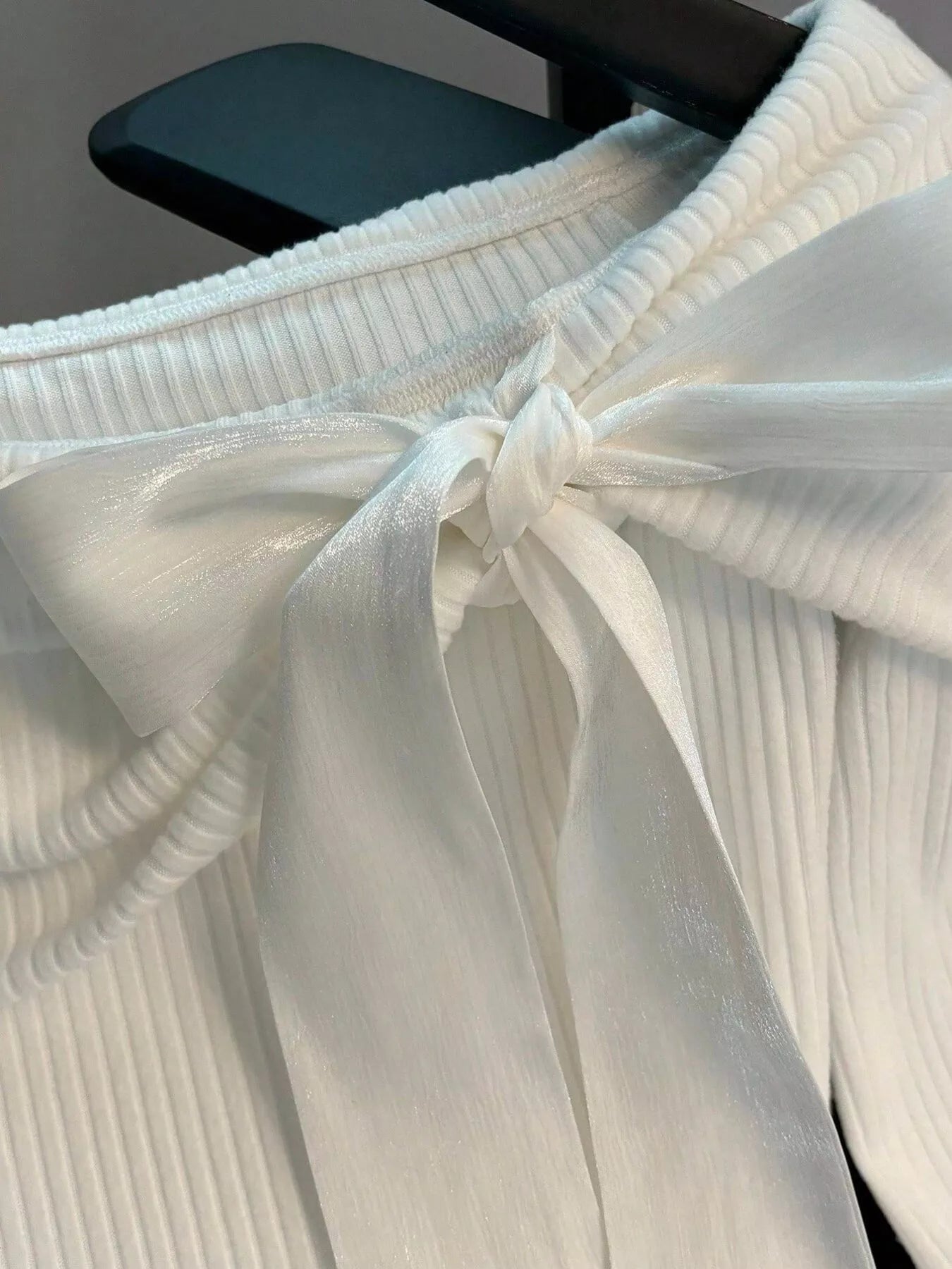 Off-Shoulder Bowknot Ribbed Knit T-Shirt
