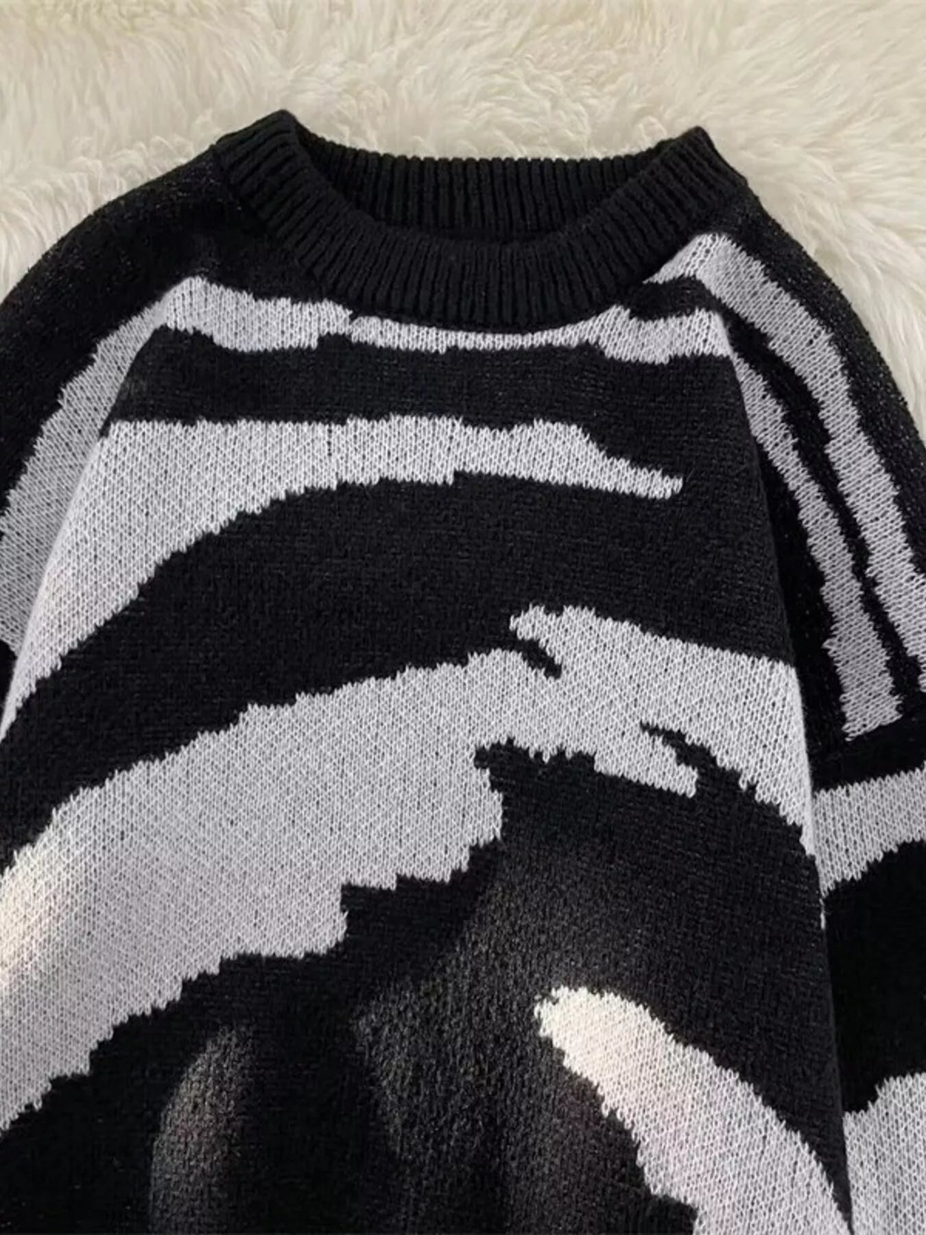 Men's Contrast Round Neck Sweater